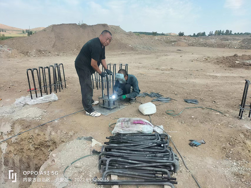 內(nèi)蒙古鋼結(jié)構(gòu)草料棚預埋件施工中