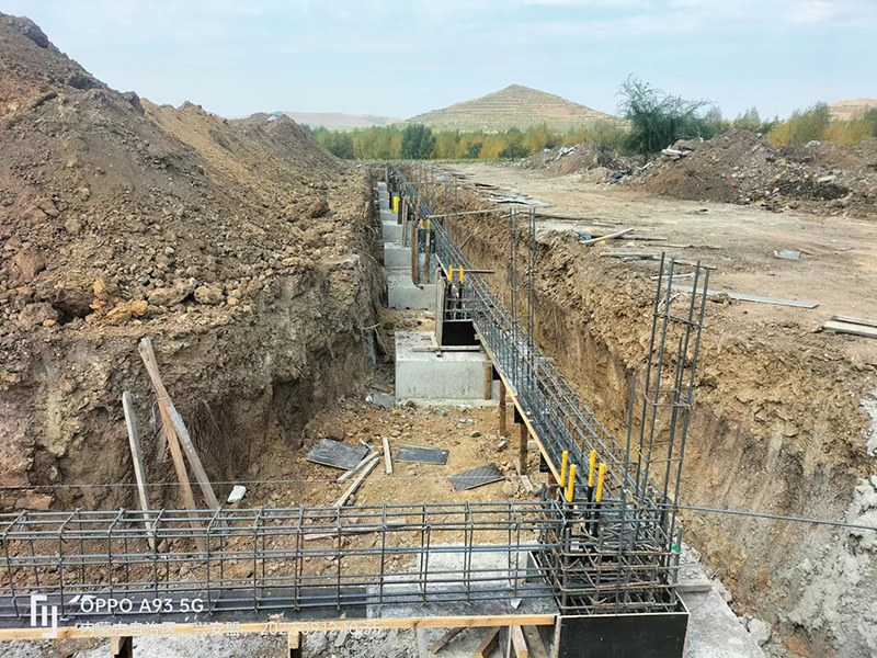 內(nèi)蒙古鋼結(jié)構(gòu)草料棚預埋件施工中