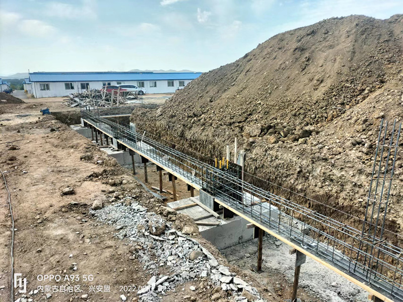 內(nèi)蒙古鋼結(jié)構(gòu)草料棚預埋件施工中