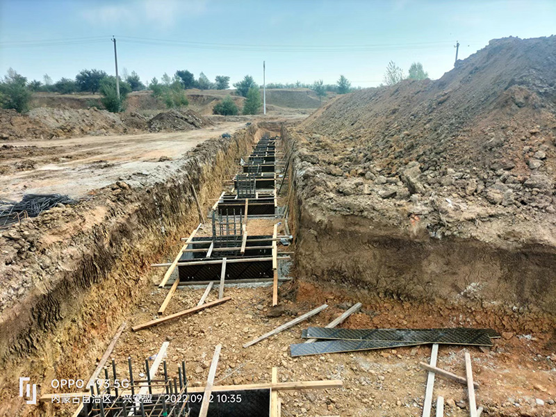 內(nèi)蒙古鋼結(jié)構(gòu)草料棚預埋件施工中