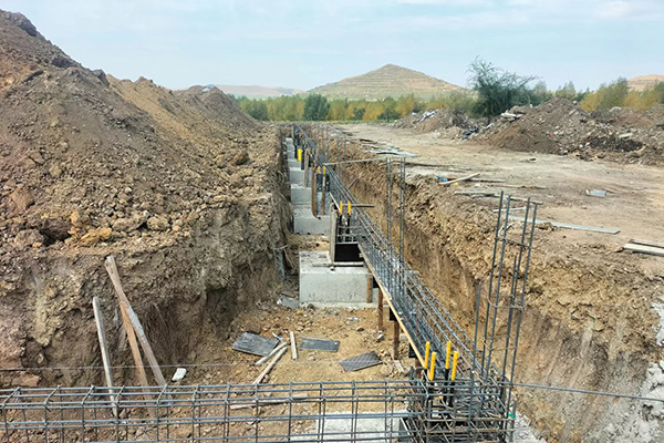 內蒙古鋼結構草料棚預埋件施工中